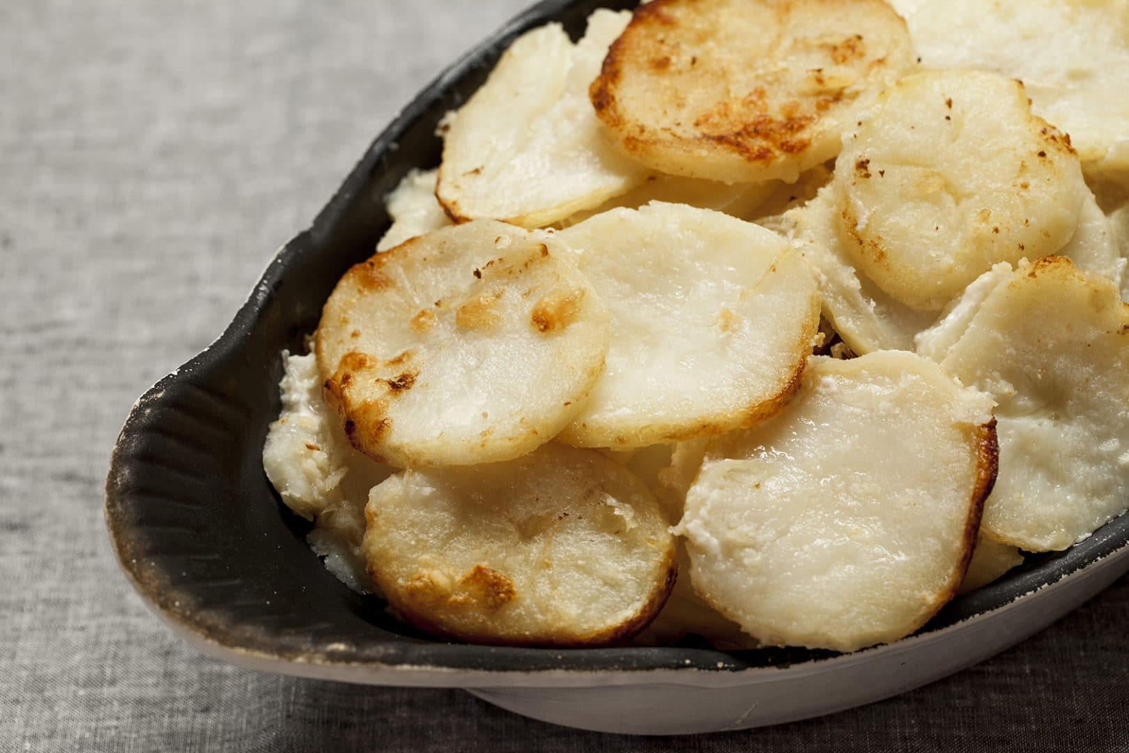 scalloped potatoes in a dish