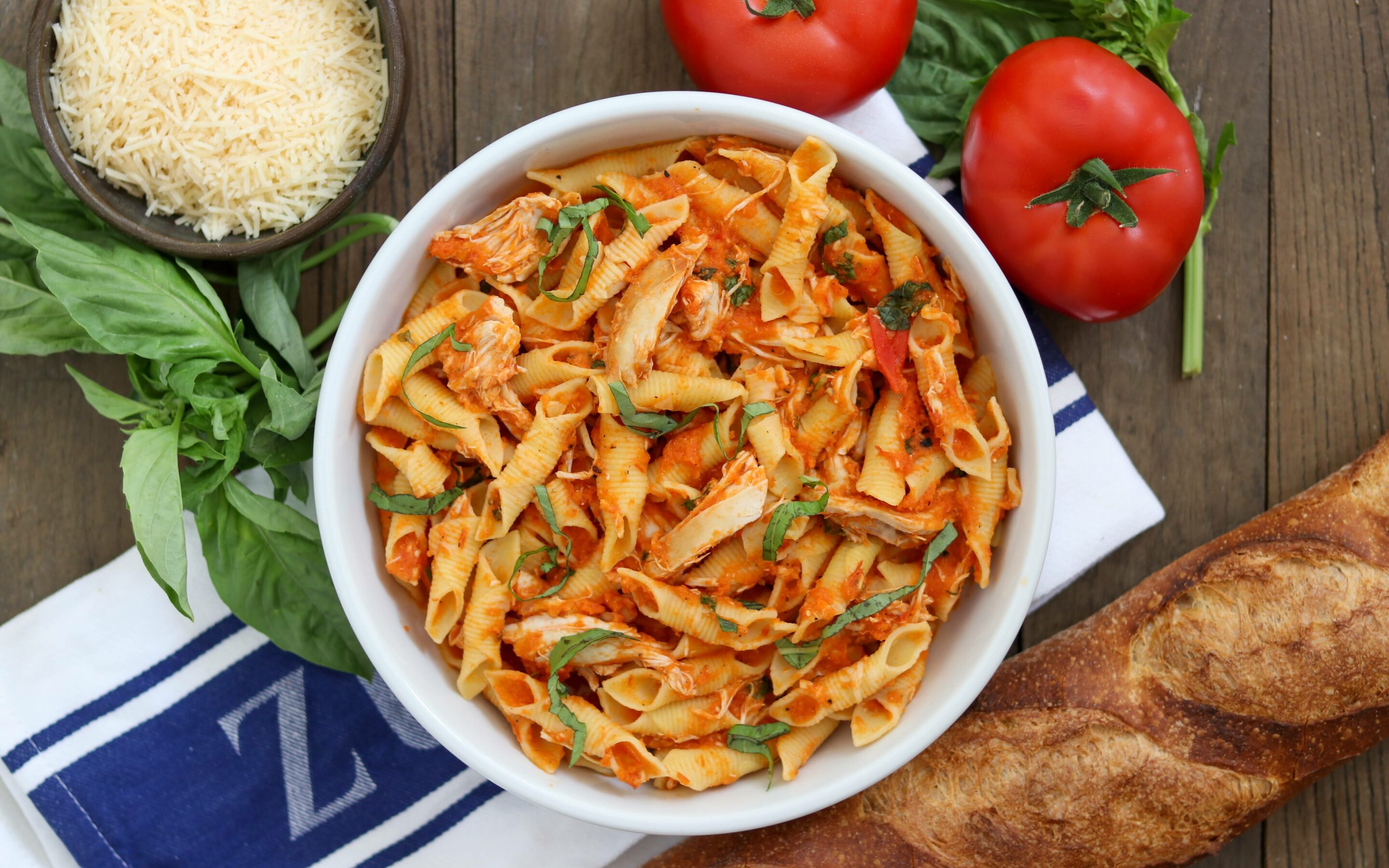 Fresh Tomato Sauce & Chicken Pasta Recipe