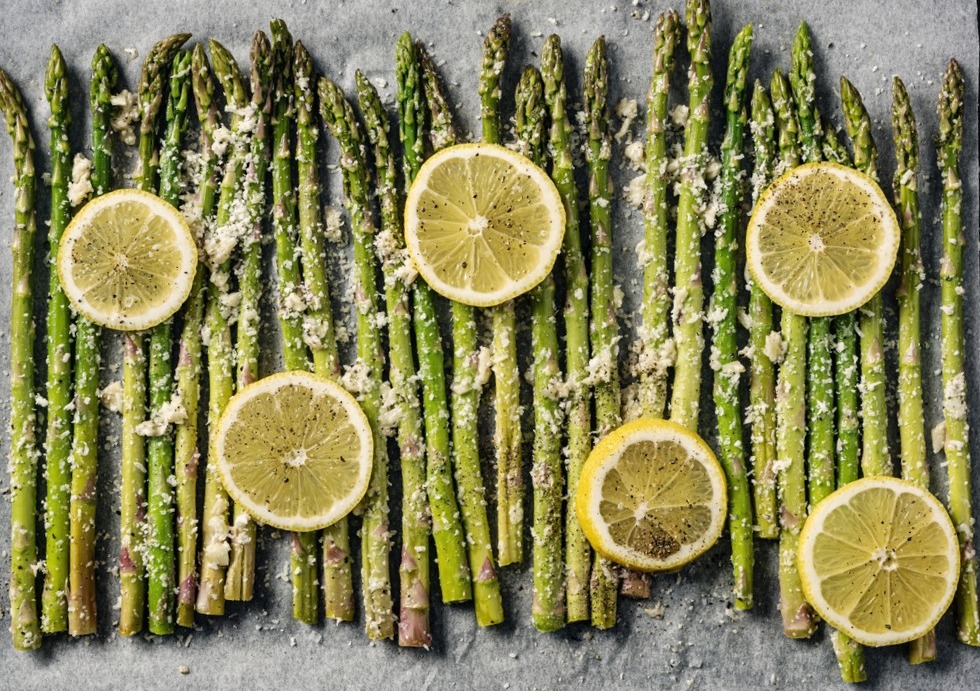 Asparagus with cheese and lemon