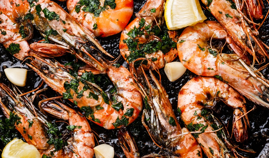 Prepared head-on shrimp with lemon wedges